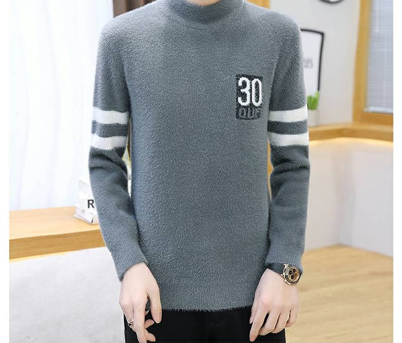 Modern férfi pulóverre szabott modell felirattal