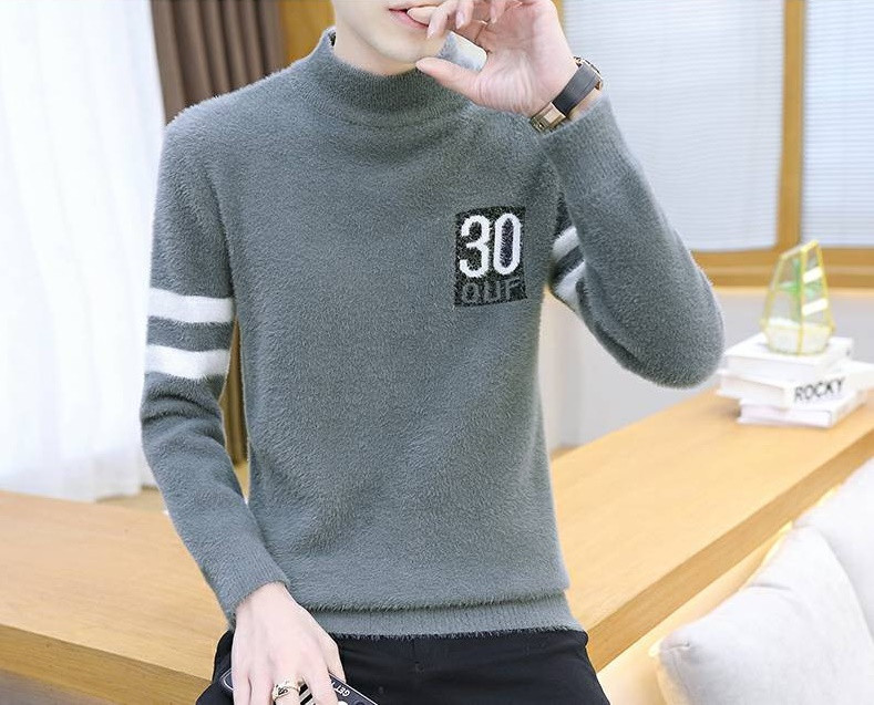 Modern férfi pulóverre szabott modell felirattal