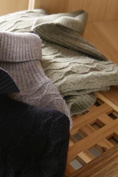 Kötött férfi pulóver magas pólógallérral