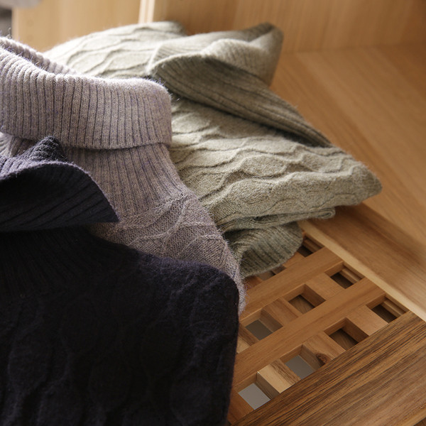 Kötött férfi pulóver magas pólógallérral