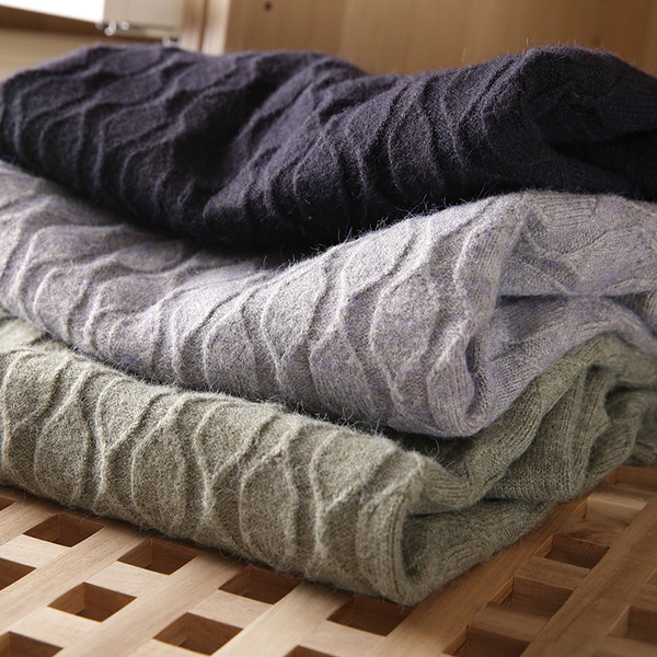 Kötött férfi pulóver magas pólógallérral