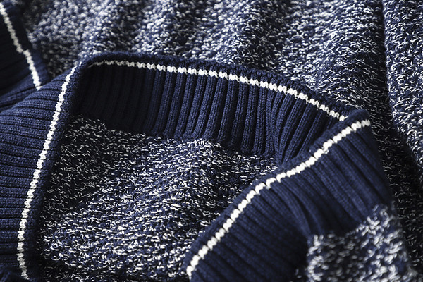 Férfi pamut pulóver emblémával