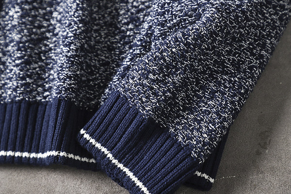 Férfi pamut pulóver emblémával