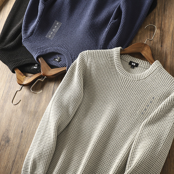 Kötött férfi pulóver kerek nyakkivágással