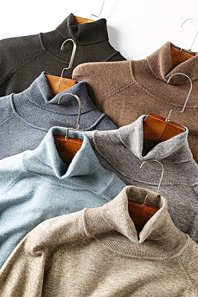 Férfi pulóver magas gallérral - egyszínű