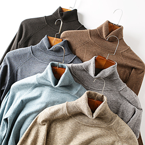 Férfi pulóver magas gallérral - egyszínű