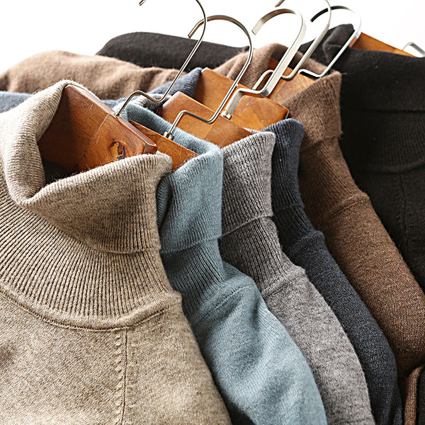 Férfi pulóver magas gallérral - egyszínű