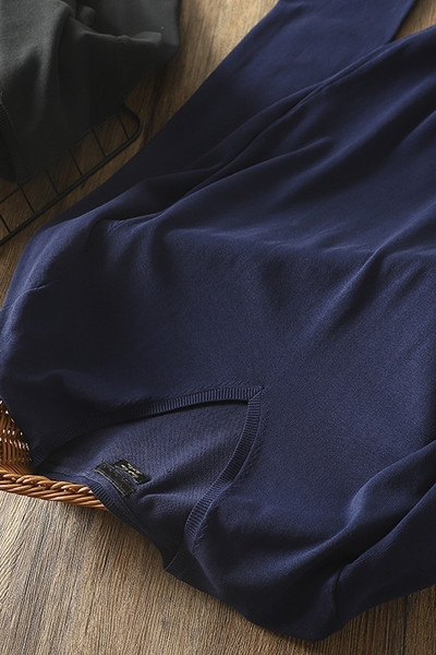 Vékony kötött férfi pulóver spitz nyakkivágással