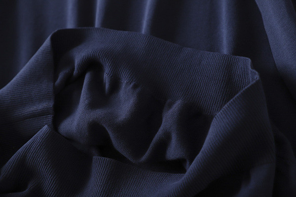 Vékony kötött férfi pulóver spitz nyakkivágással