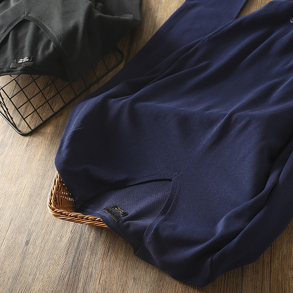 Vékony kötött férfi pulóver spitz nyakkivágással