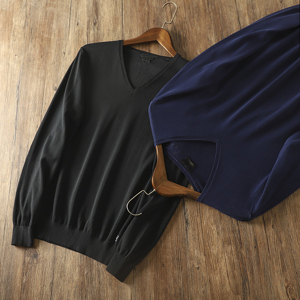 Vékony kötött férfi pulóver spitz nyakkivágással