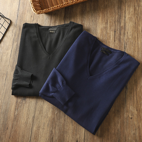 Vékony kötött férfi pulóver spitz nyakkivágással