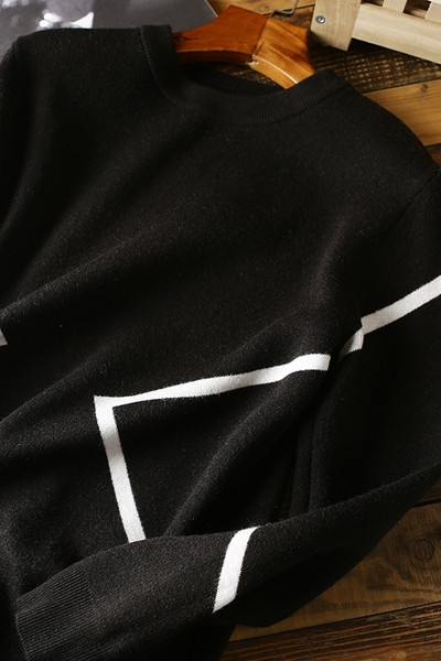 Muški pamučni pulover s okruglim izrezom u crno-bijeloj boji