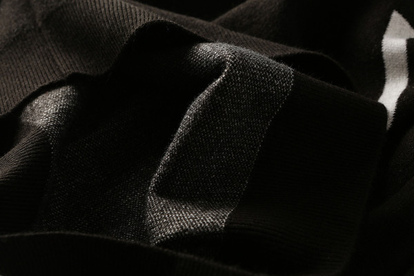 Muški pamučni pulover s okruglim izrezom u crno-bijeloj boji