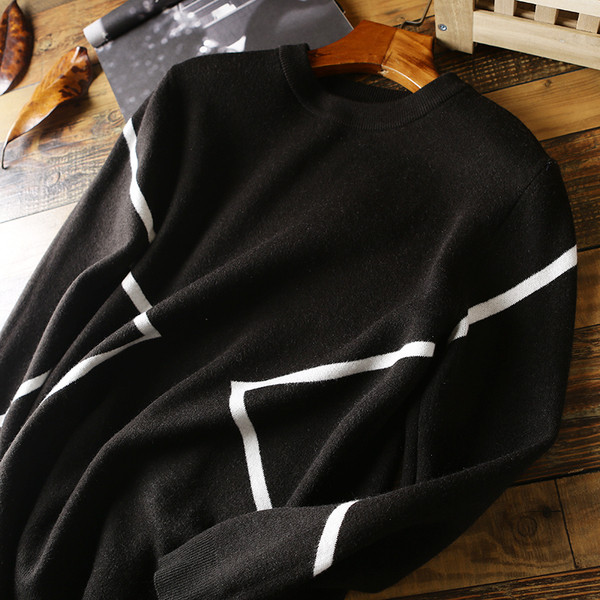 Muški pamučni pulover s okruglim izrezom u crno-bijeloj boji