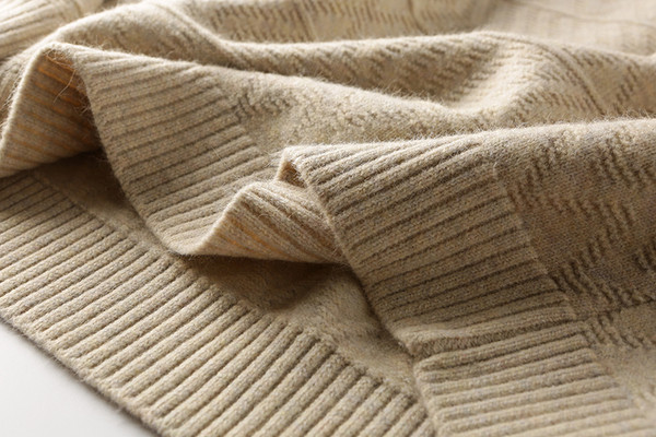 Pulover gros barbatesc din lana cu decolteu oval