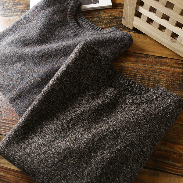 Pulover gros barbatesc din lana cu decolteu oval