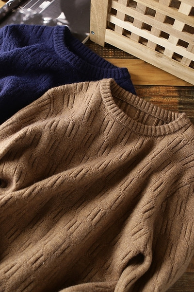 Pehelyszínű férfi pulóver ovális nyakkivágással