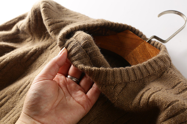 Pehelyszínű férfi pulóver ovális nyakkivágással