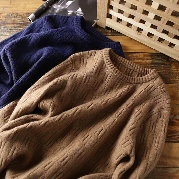 Pehelyszínű férfi pulóver ovális nyakkivágással