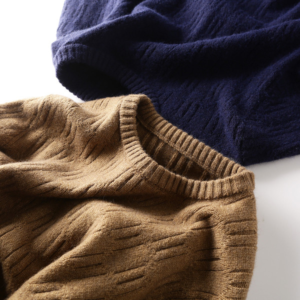 Pehelyszínű férfi pulóver ovális nyakkivágással