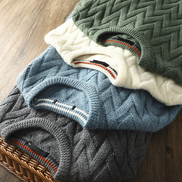 Kötött férfi pulóver ovális nyakkivágással