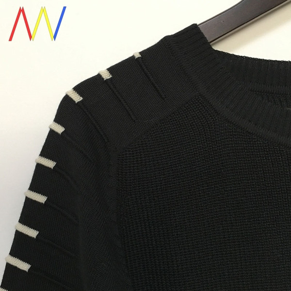 Testhezálló modern pulóver vékony kötött anyagból