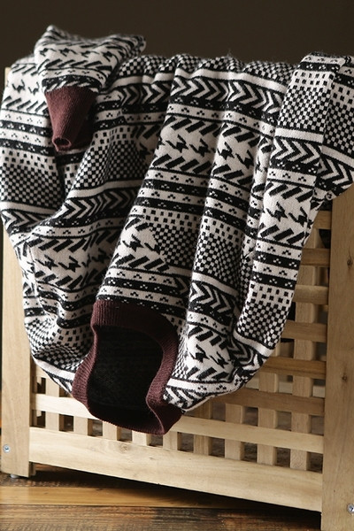 Férfi pulóver fekete-fehér figurákkal