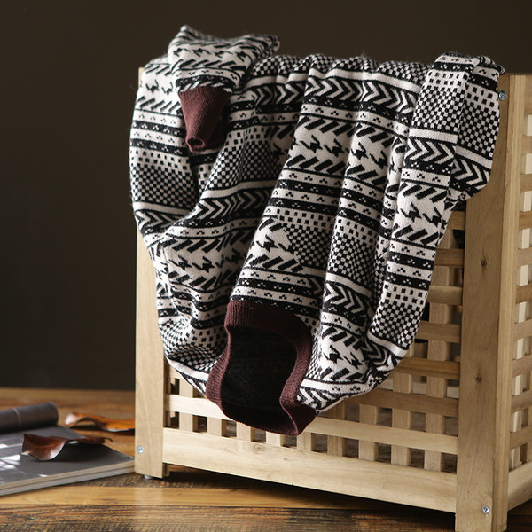 Férfi pulóver fekete-fehér figurákkal