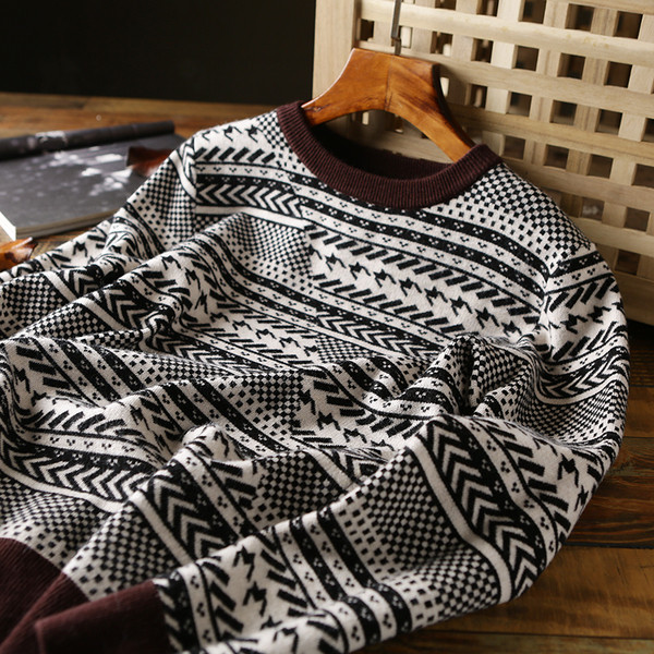 Férfi pulóver fekete-fehér figurákkal