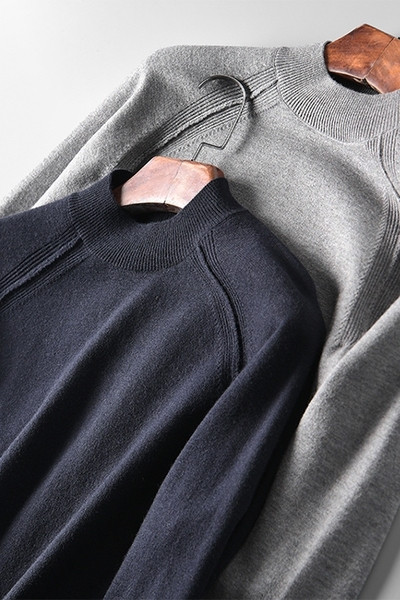 Vékony kötésből készült férfi pulóver alacsony gallérral