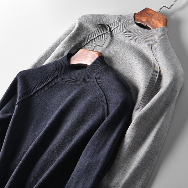 Vékony kötésből készült férfi pulóver alacsony gallérral