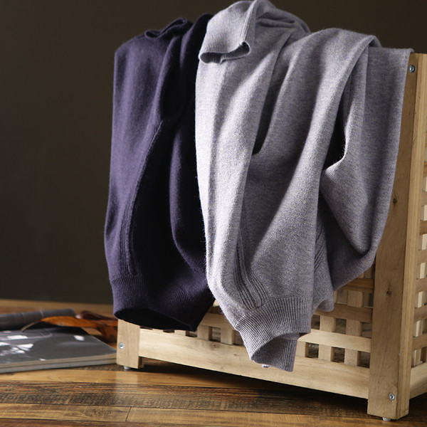 Vékony kötésből készült férfi pulóver alacsony gallérral