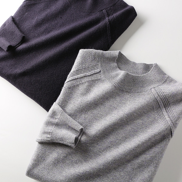 Vékony kötésből készült férfi pulóver alacsony gallérral