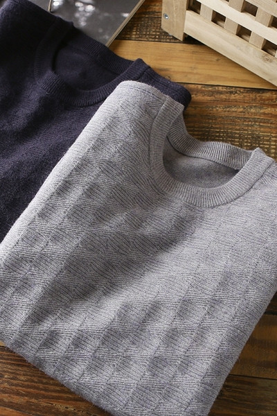 Pehelyszínű férfi pulóver ovális nyakkivágással