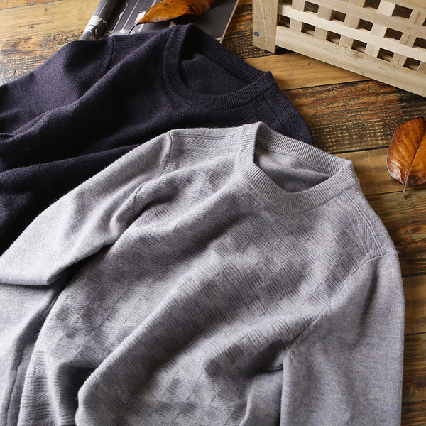 Pehelyszínű férfi pulóver ovális nyakkivágással