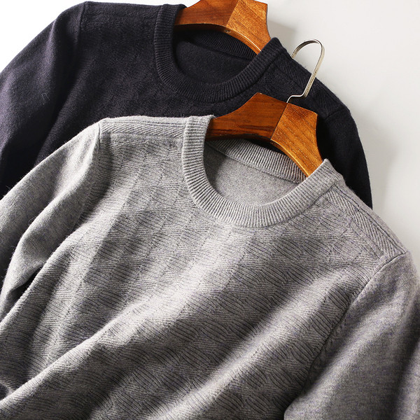 Pehelyszínű férfi pulóver ovális nyakkivágással