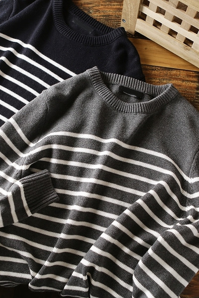 Prugasti muški pulover s ovalnim izrezom