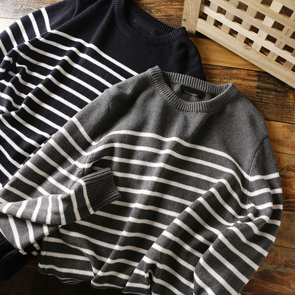 Prugasti muški pulover s ovalnim izrezom