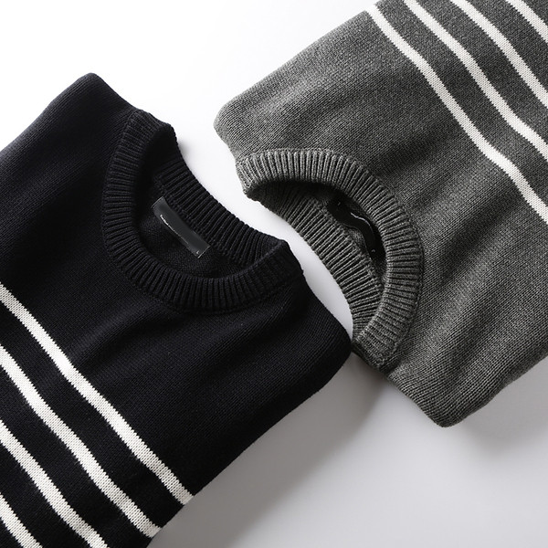 Prugasti muški pulover s ovalnim izrezom