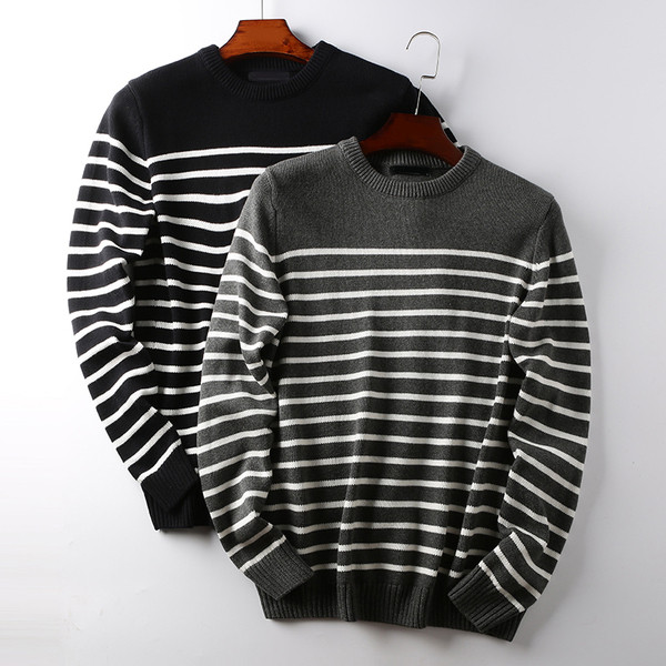 Prugasti muški pulover s ovalnim izrezom