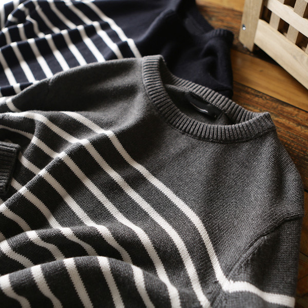 Prugasti muški pulover s ovalnim izrezom