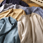 Vékony kötésből készült őszi-téli férfi pulóver