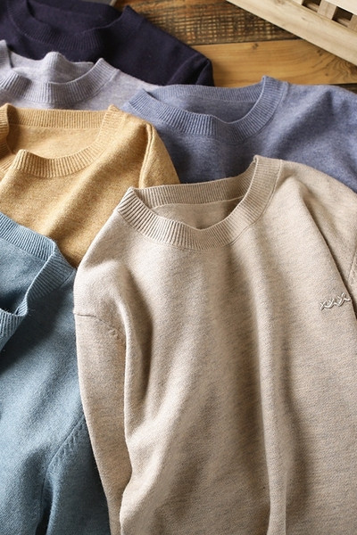 Vékony kötésből készült őszi-téli férfi pulóver