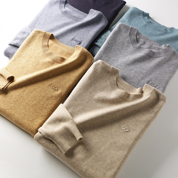 Vékony kötésből készült őszi-téli férfi pulóver