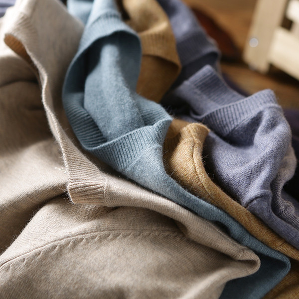 Vékony kötésből készült őszi-téli férfi pulóver