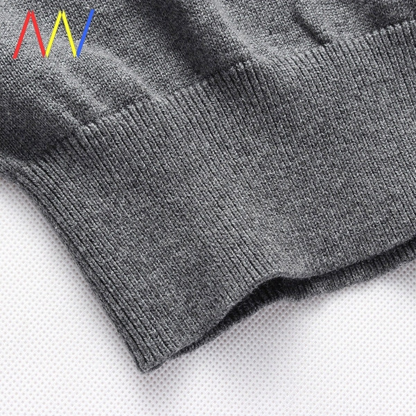 Vékony kötésből készült csíkos férfi pulóver