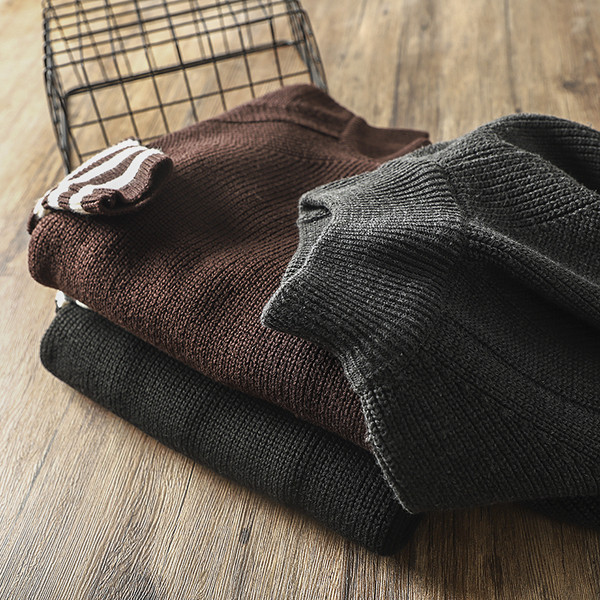 Férfi téli pulóver alacsony pólógallérral