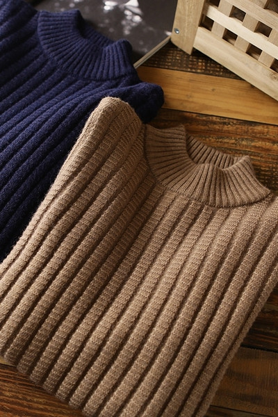Vastag férfi gyapjú pulóver alacsony gallérral