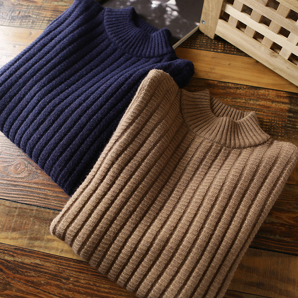 Vastag férfi gyapjú pulóver alacsony gallérral